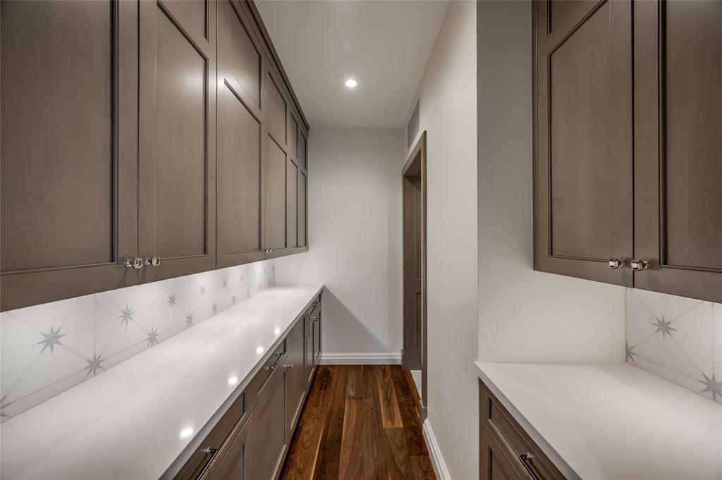 2131 Brentwood Drive, Houston, Texas image 17