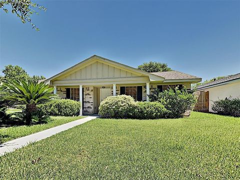 Single Family Residence in Houston TX 13818 Overbrook Lane.jpg