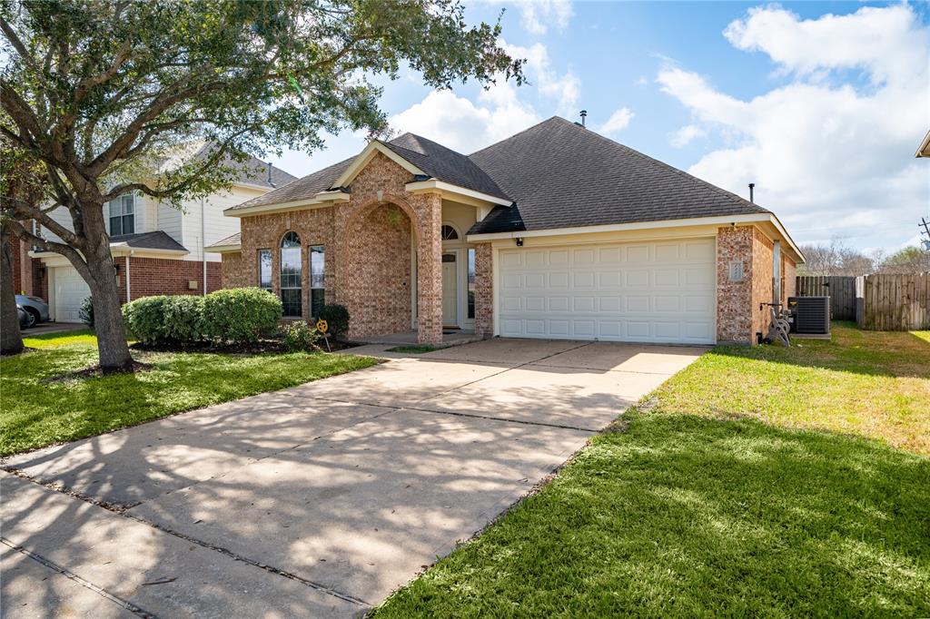 1230 Shirleen Drive, Stafford, Texas image 2