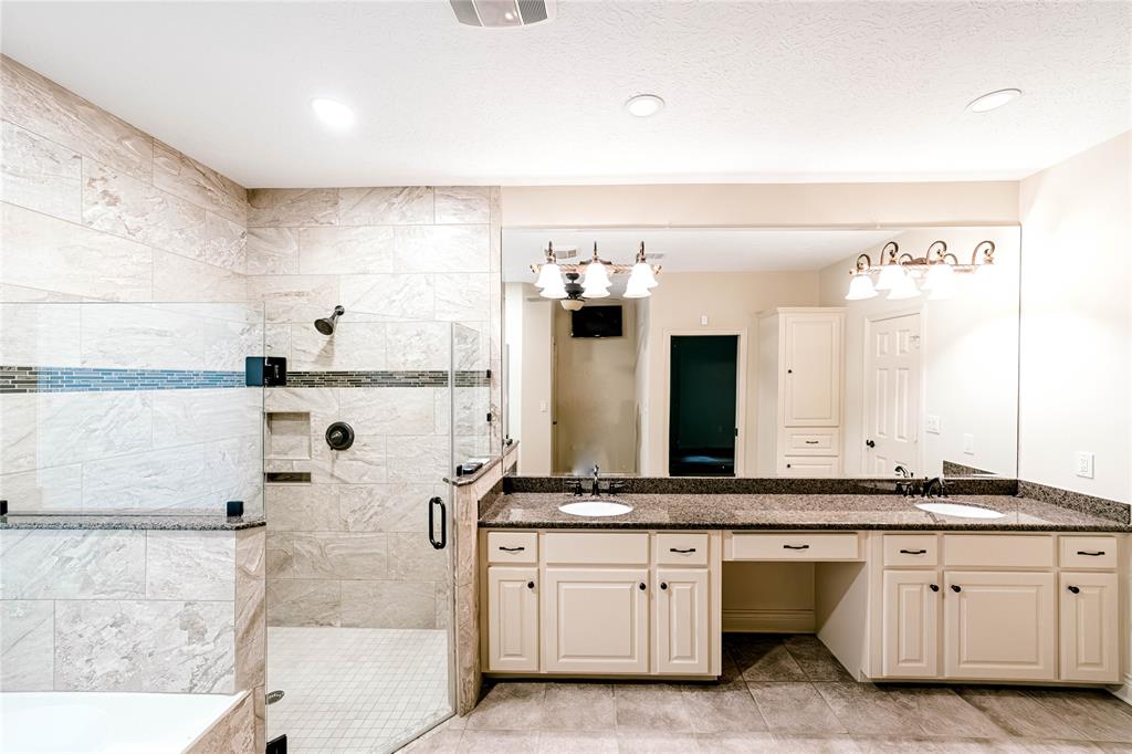 7 New Oak Trail, Humble, Texas image 22