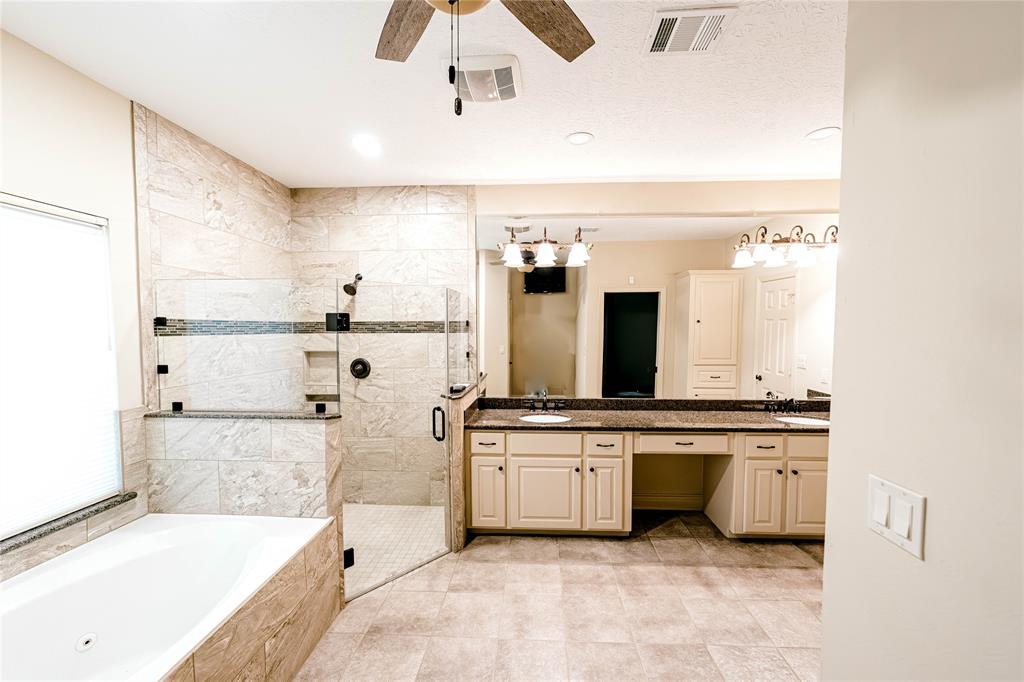 7 New Oak Trail, Humble, Texas image 21