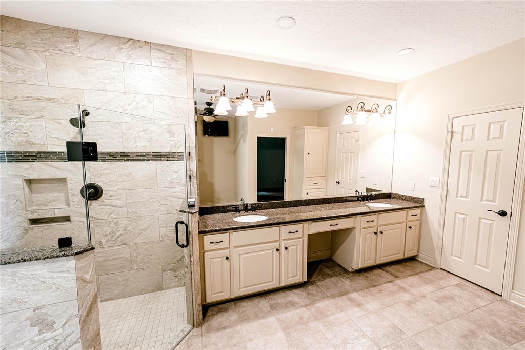 7 New Oak Trail, Humble, Texas image 23