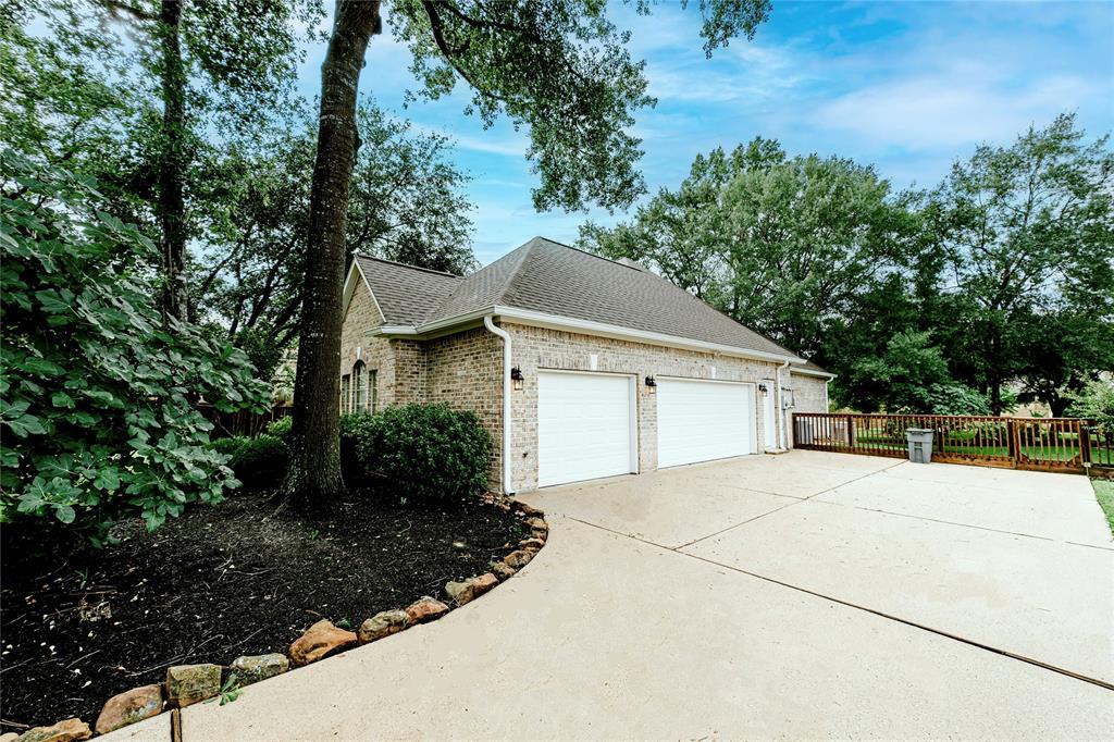 7 New Oak Trail, Humble, Texas image 3