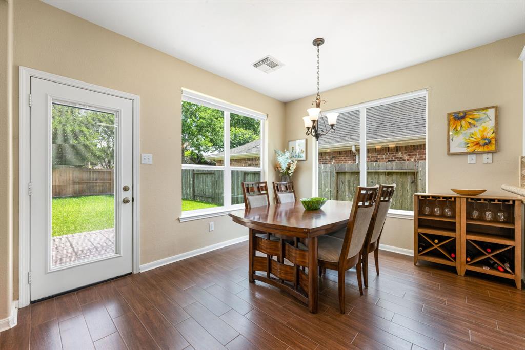 3319 Coastwood Lane, Pearland, Texas image 9