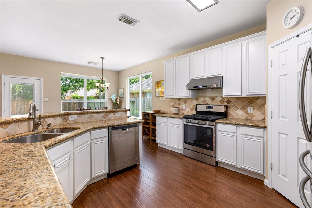 3319 Coastwood Lane, Pearland, Texas image 11