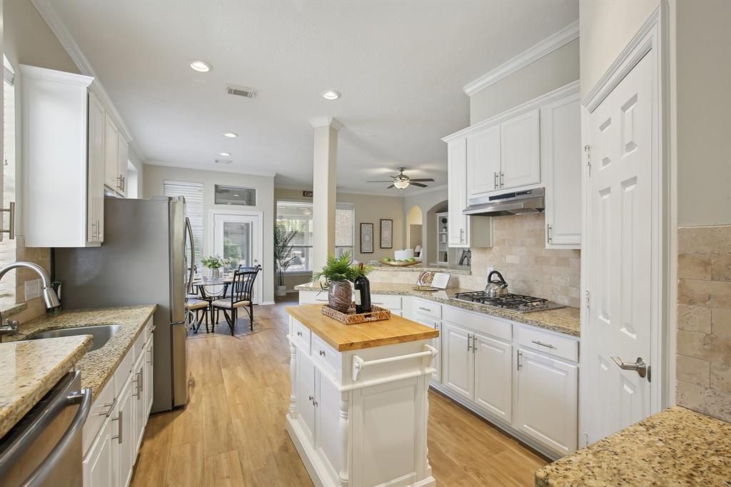 139 E Northcastle Circle, The Woodlands, Texas image 16