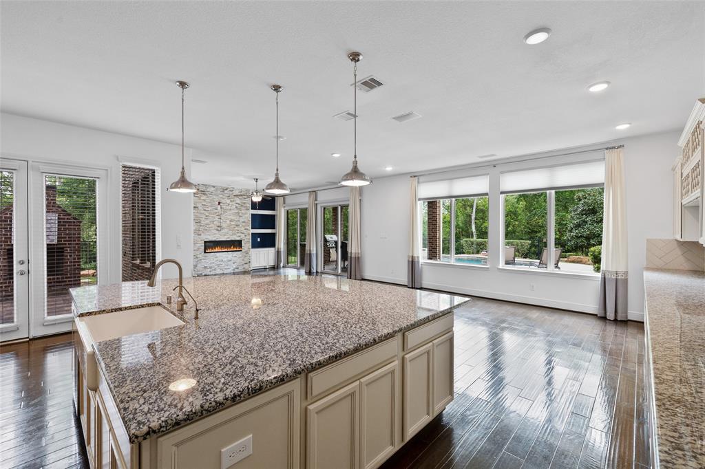 211 Twilight Toast Drive, Conroe, Texas image 11