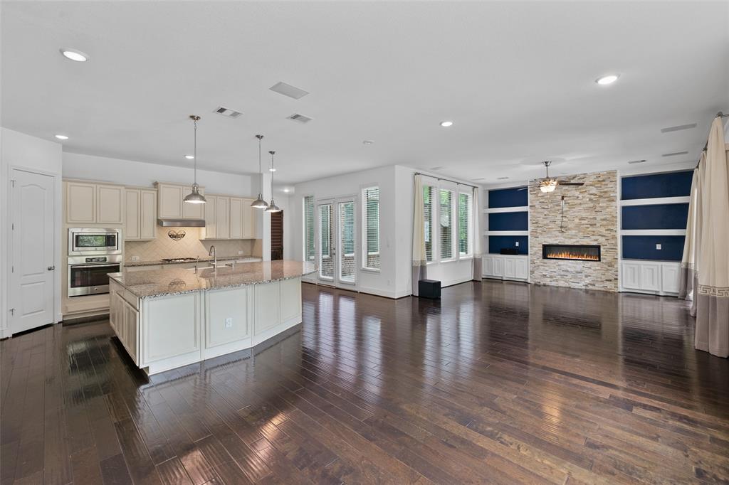 211 Twilight Toast Drive, Conroe, Texas image 12