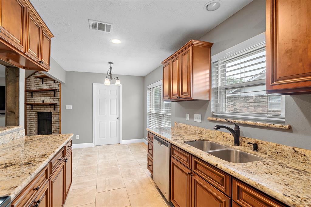 1111 Robert Street, Pearland, Texas image 11