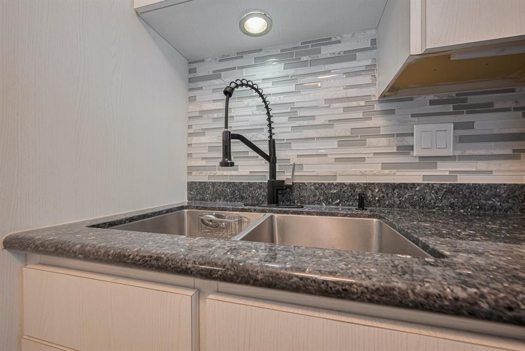 836 Wax Myrtle Lane, Houston, Texas image 15