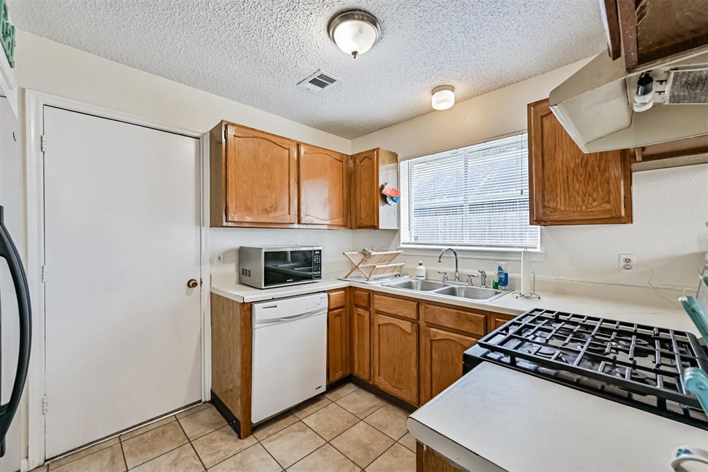 1411 Bayou Glen Drive, La Porte, Texas image 7