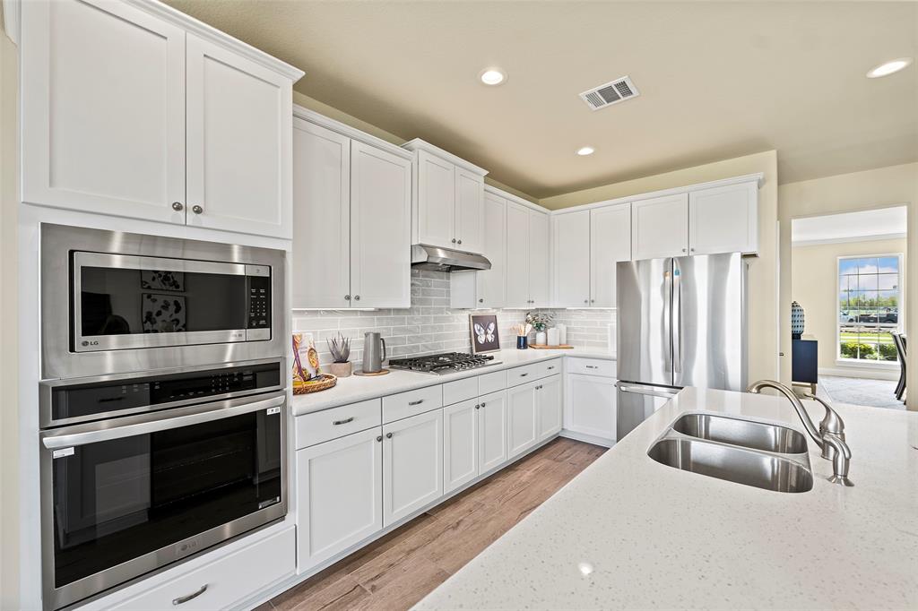 11611 Champions Forest Drive, Mont Belvieu, Texas image 9