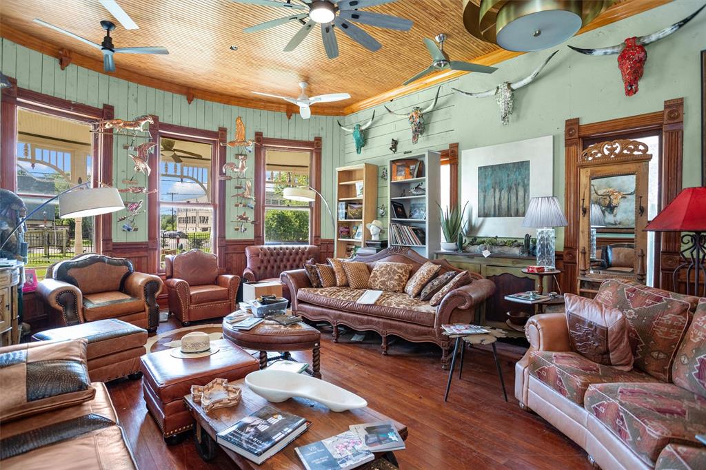 310 N Mound Street, Nacogdoches, Texas image 2