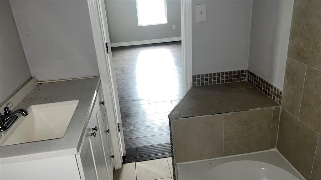 5619 Lyndhurst Drive, Houston, Texas image 3