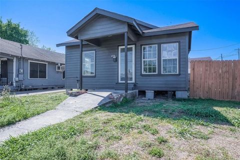 Photo of 4704 Farmer Street, Houston, TX 77020 (MLS # 20553445)