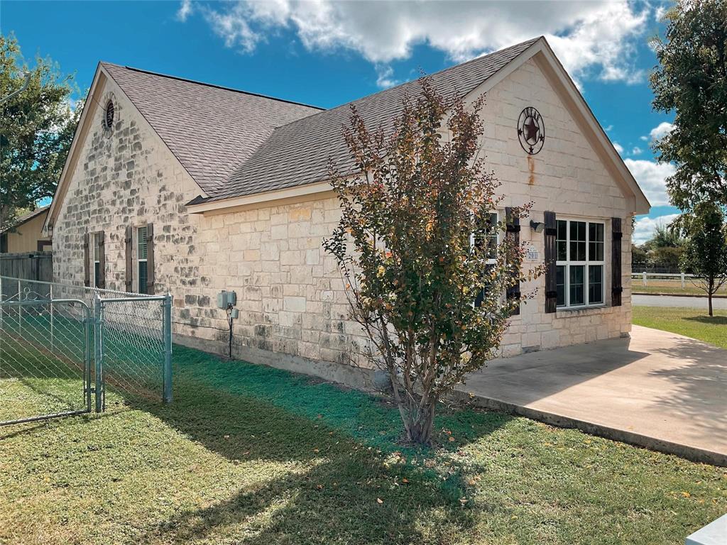 201 Green Oaks Loop, Fredericksburg, Texas image 2