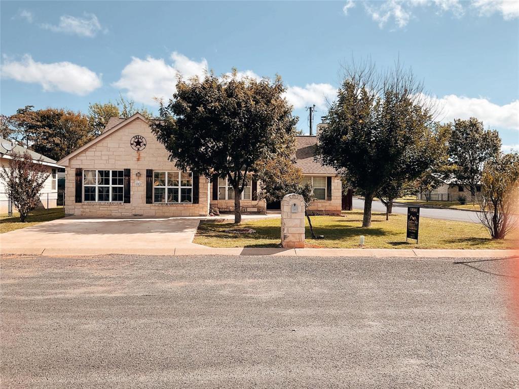 201 Green Oaks Loop, Fredericksburg, Texas image 1