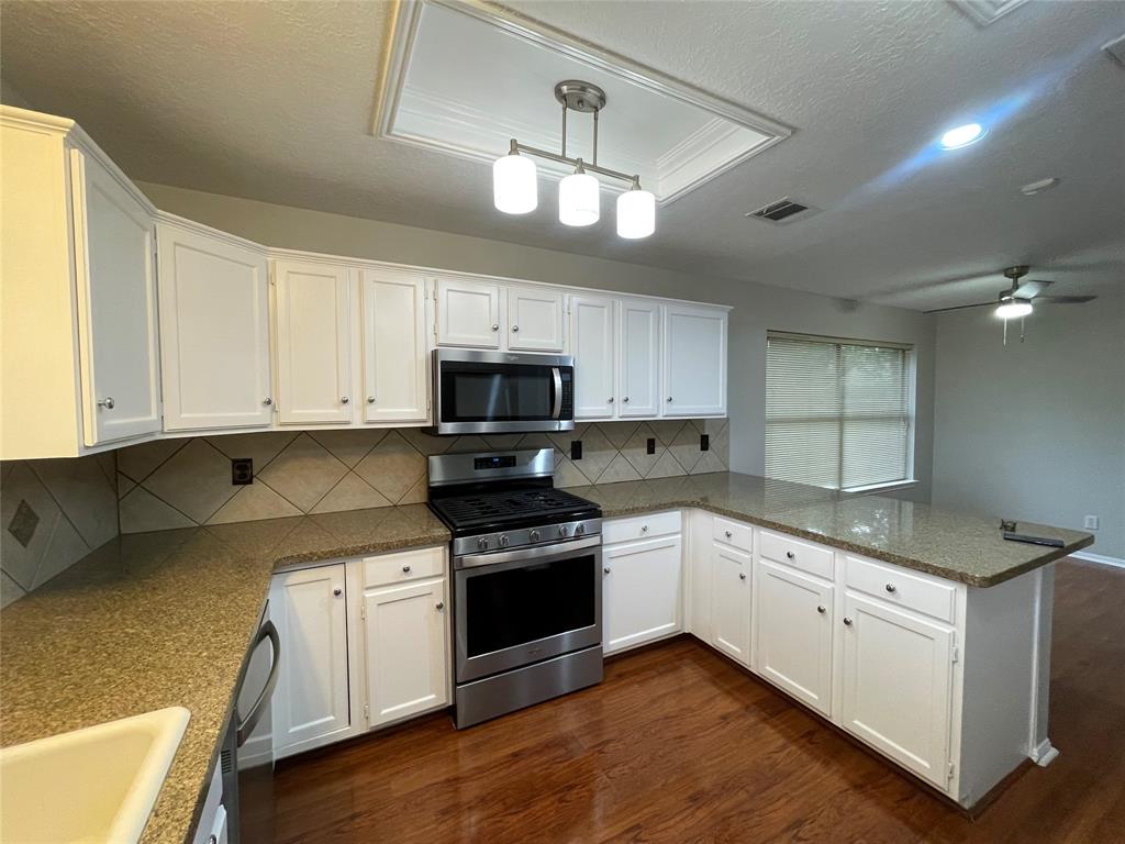 7110 Pembrough Lane, Katy, Texas image 6