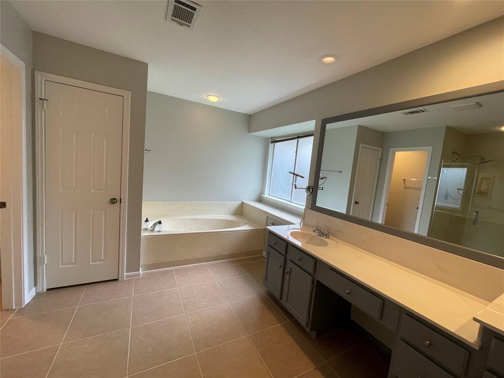 7110 Pembrough Lane, Katy, Texas image 16