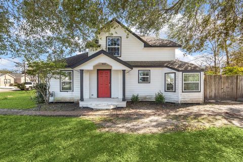 A home in Bacliff