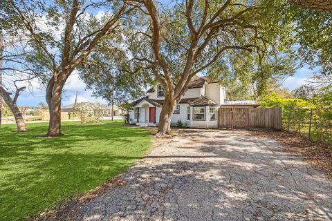 A home in Bacliff