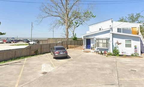 A home in Bacliff