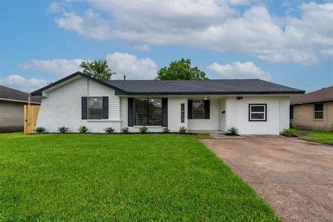 Single Family Residence in Houston TX 9922 Aves Street.jpg