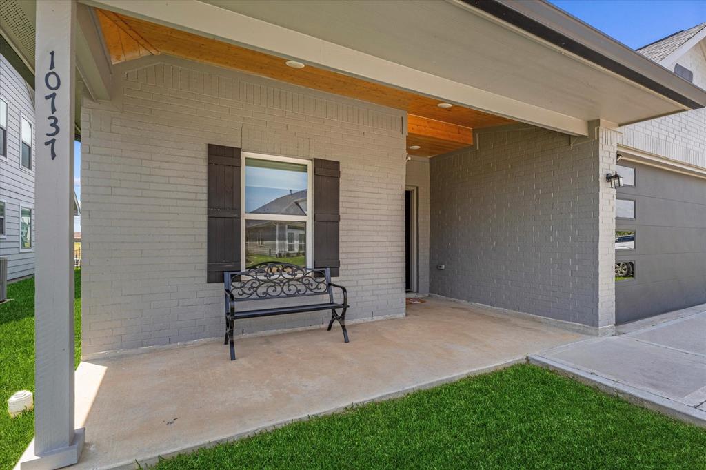 10737 S Lake Mist Lane, Willis, Texas image 4