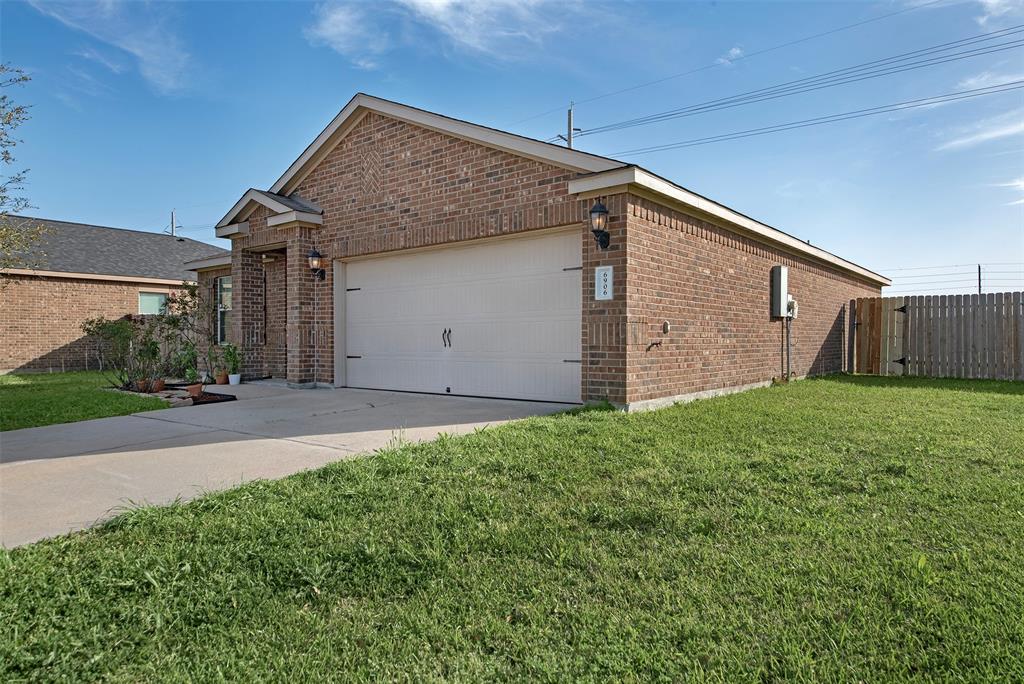 6906 Chessgate Falls Lane, Rosenberg, Texas image 3