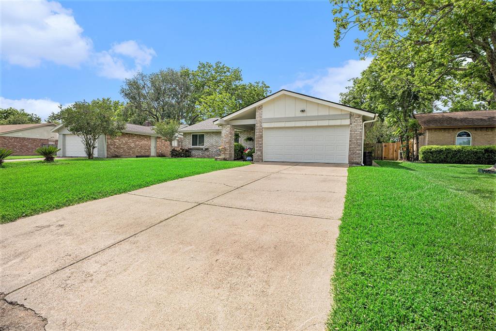 4314 Saffron Lane, Friendswood, Texas image 2