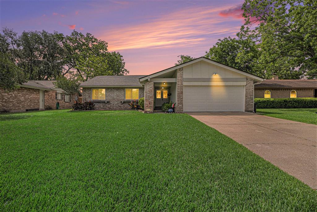 4314 Saffron Lane, Friendswood, Texas image 1
