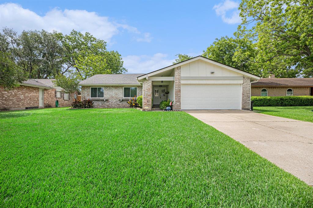 4314 Saffron Lane, Friendswood, Texas image 3