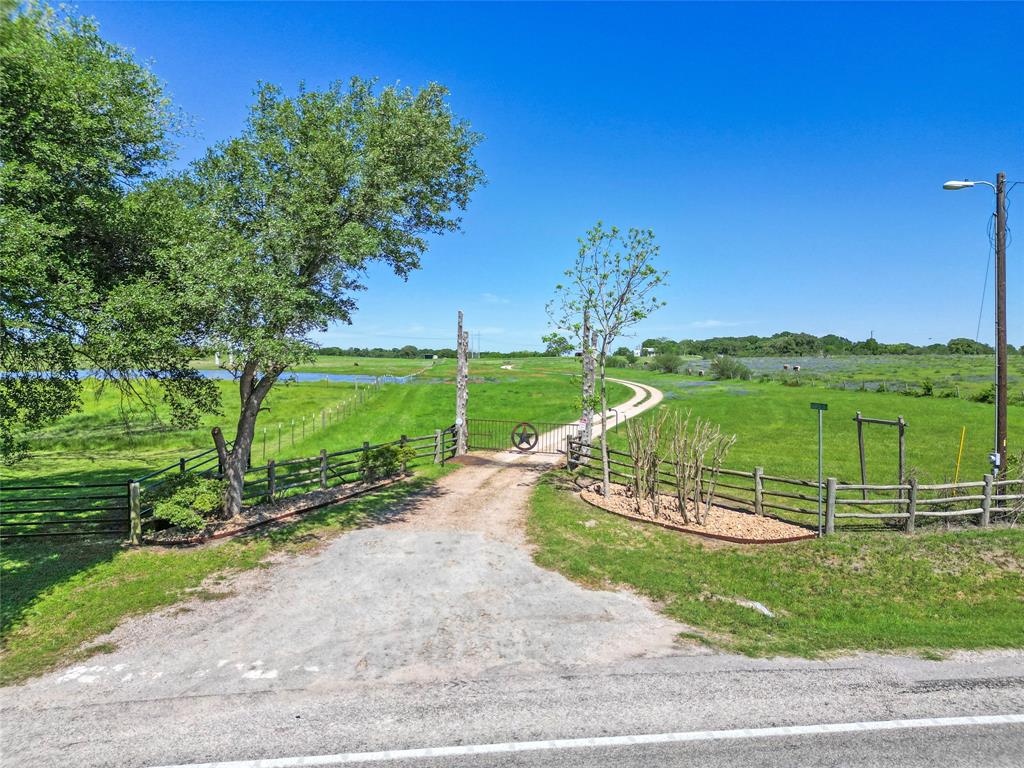 8904 Mariposa Lane, Brenham, Texas image 4