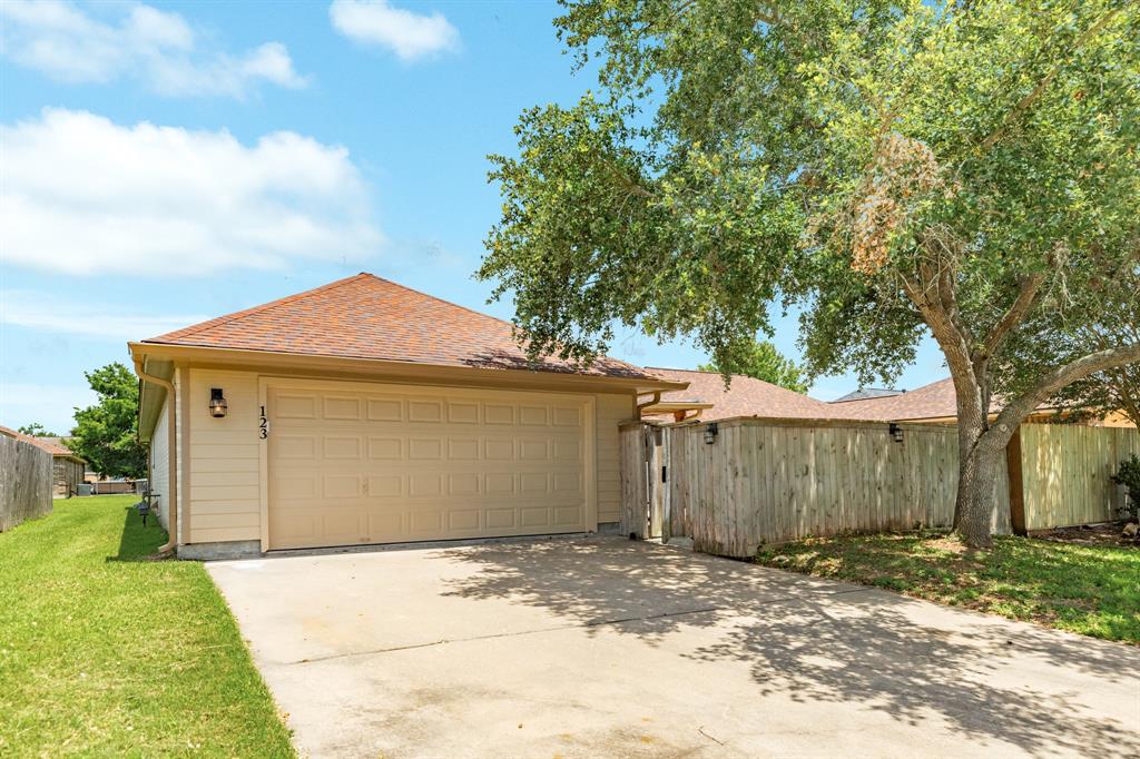 123 Silverbell Circle, Lake Jackson, Texas image 29