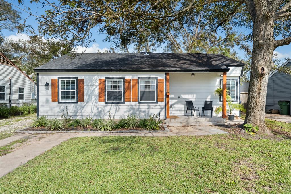 729 Kyle Street, Angleton, Texas image 1