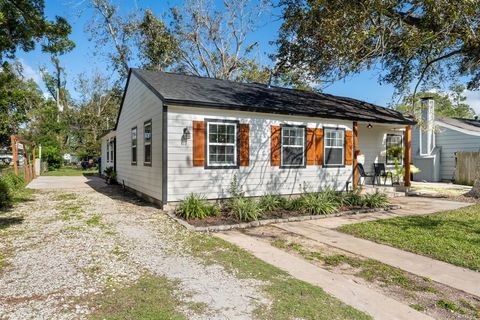 A home in Angleton