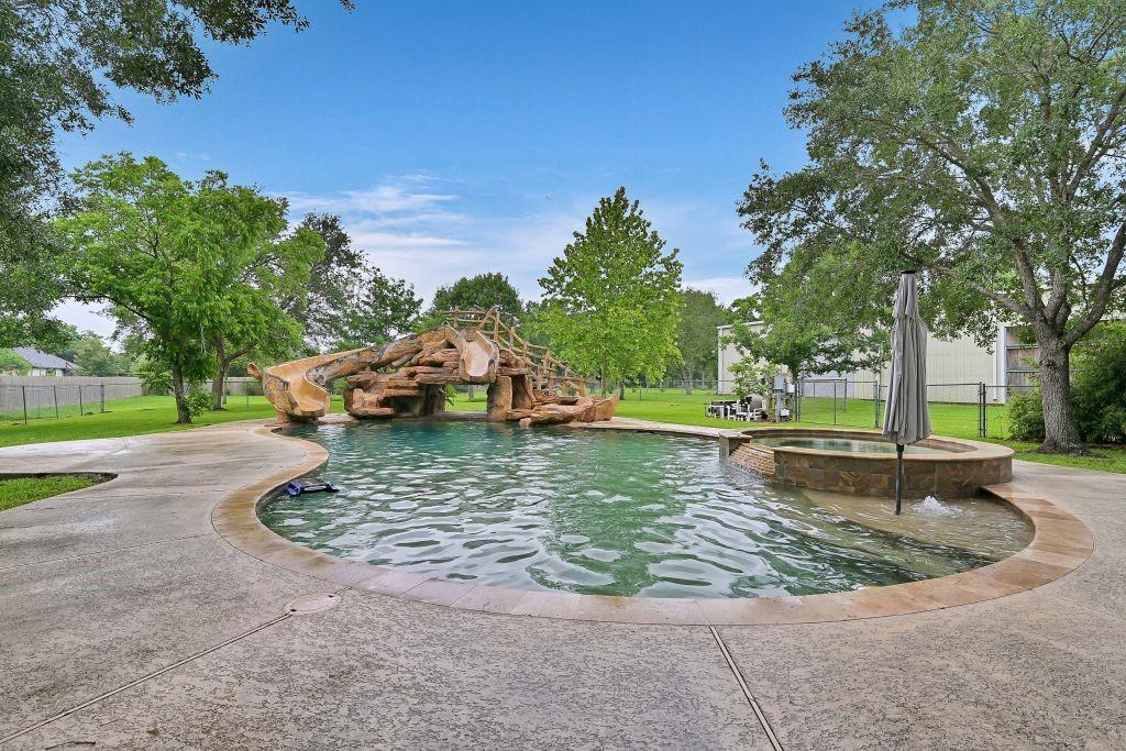 310 Rustic Lane, Friendswood, Texas image 37