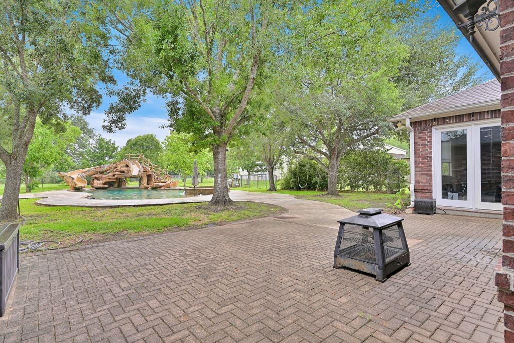 310 Rustic Lane, Friendswood, Texas image 39