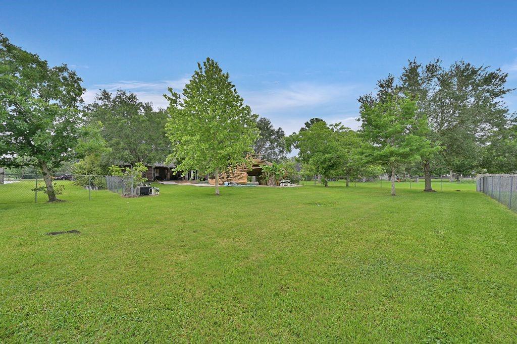 310 Rustic Lane, Friendswood, Texas image 40