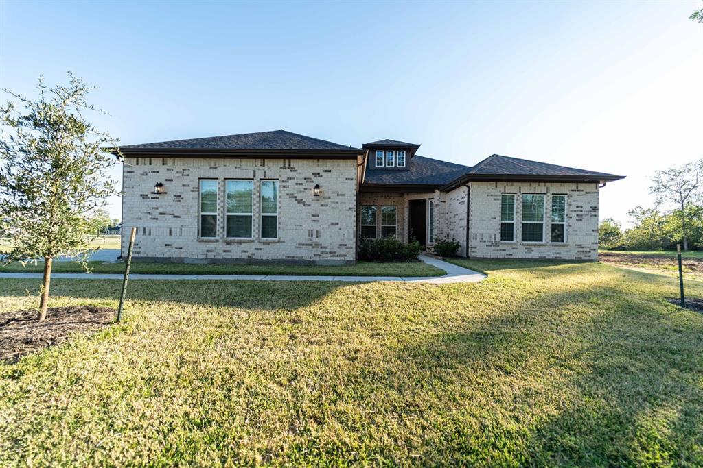 711 Redbird Court, Angleton, Texas image 1