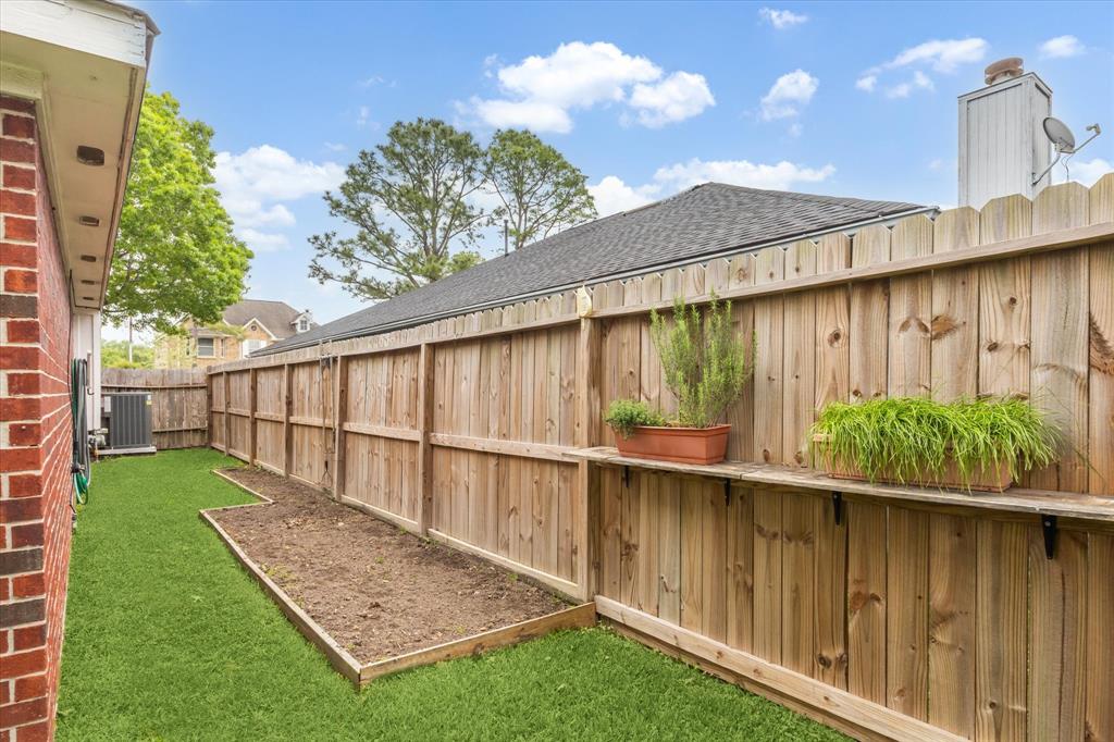 1118 Woodchase Drive, Pearland, Texas image 30