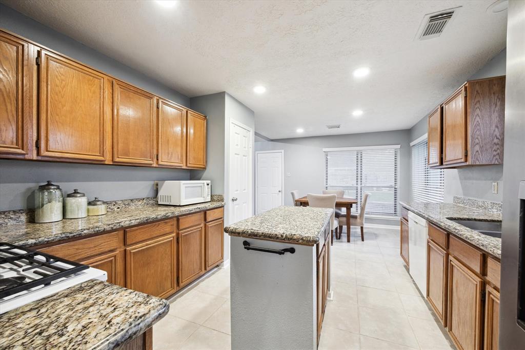 1118 Woodchase Drive, Pearland, Texas image 12