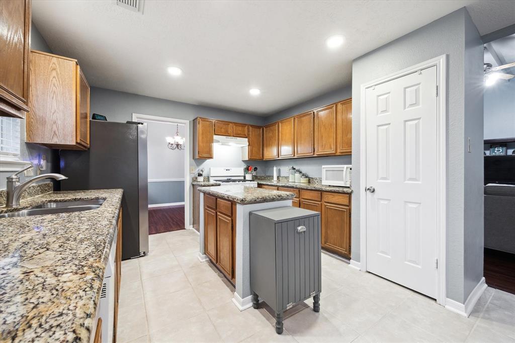 1118 Woodchase Drive, Pearland, Texas image 15