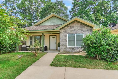 Single Family Residence in Conroe TX 1112 Cedar Creek Drive.jpg
