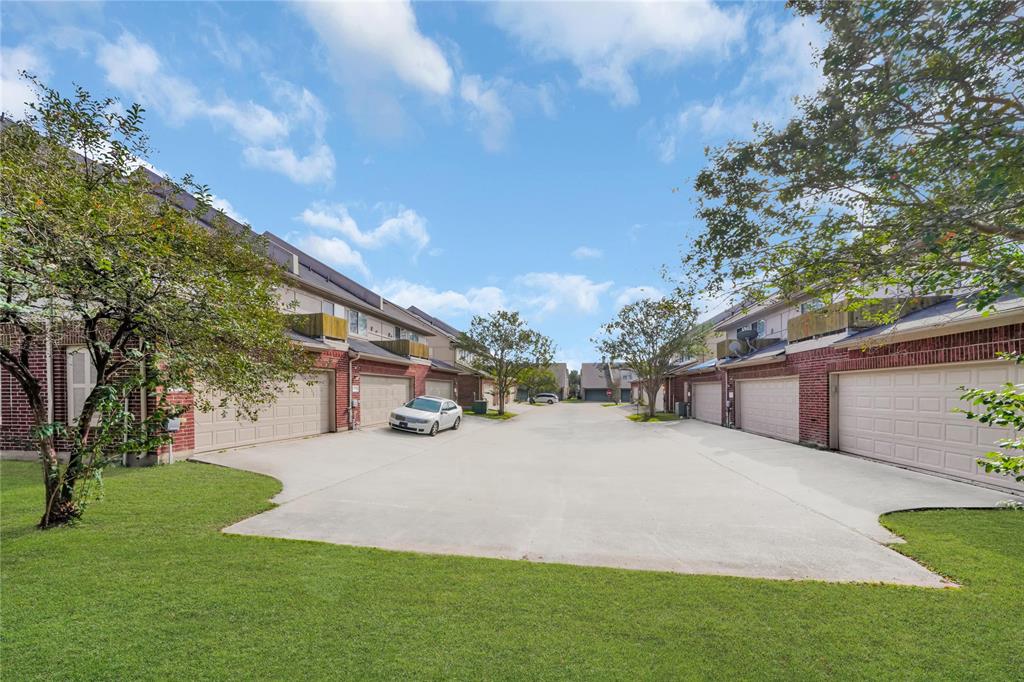 1615 Townhome Lane, Missouri City, Texas image 12