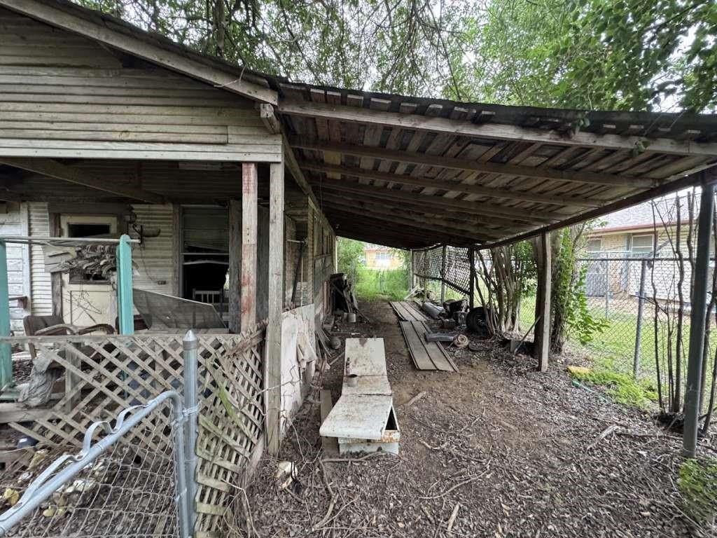 514 W Avenue D, Poteet, Texas image 2