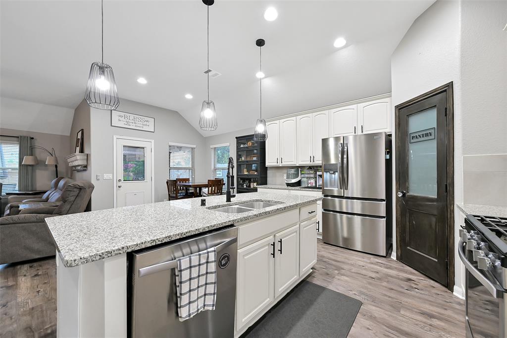 3610 Emerald Falls Lane, Pearland, Texas image 2