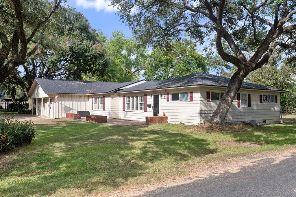 702 Avenue J, El Campo, Texas image 3