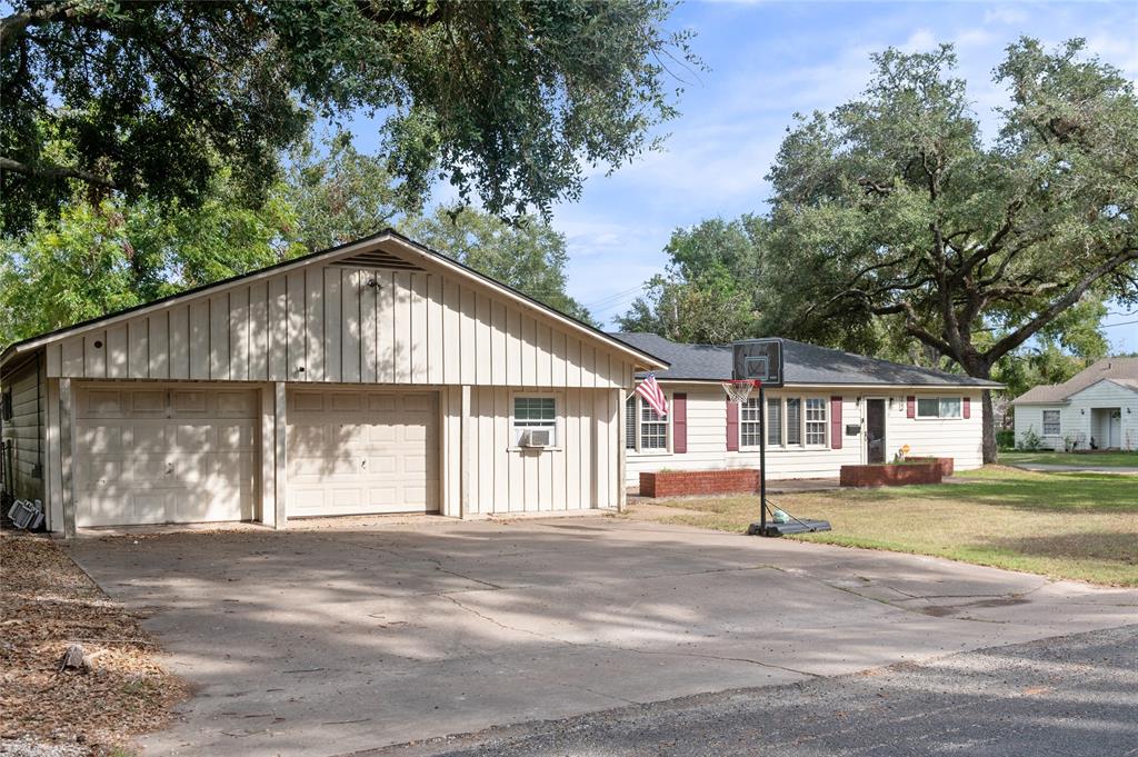 702 Avenue J, El Campo, Texas image 2