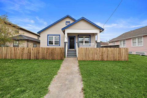 Single Family Residence in Galveston TX 5025 Avenue Q.jpg